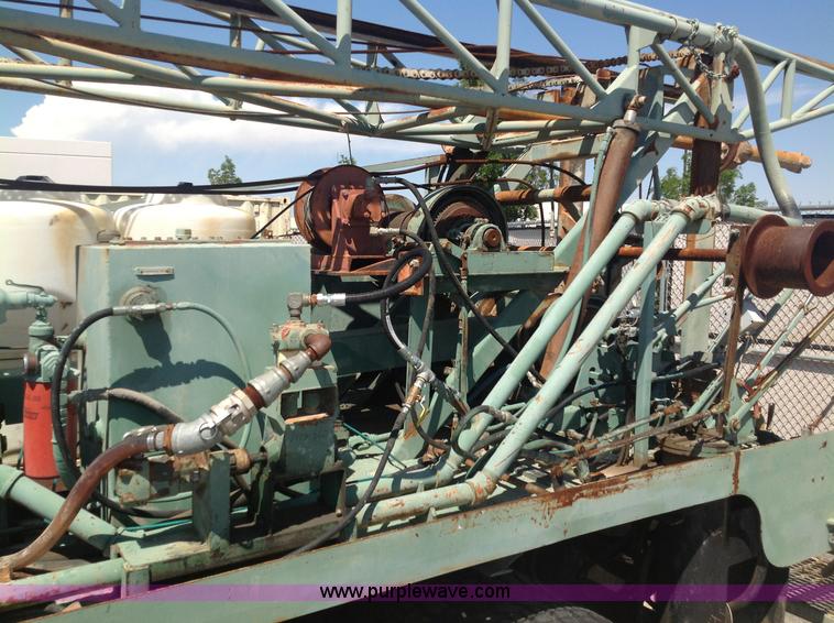 image for item B1460 1991 International Navistar 8300 drill rig truck