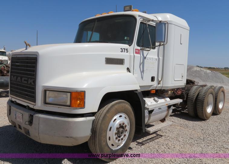 image for item B2453 1995 Mack CH613 semi truck