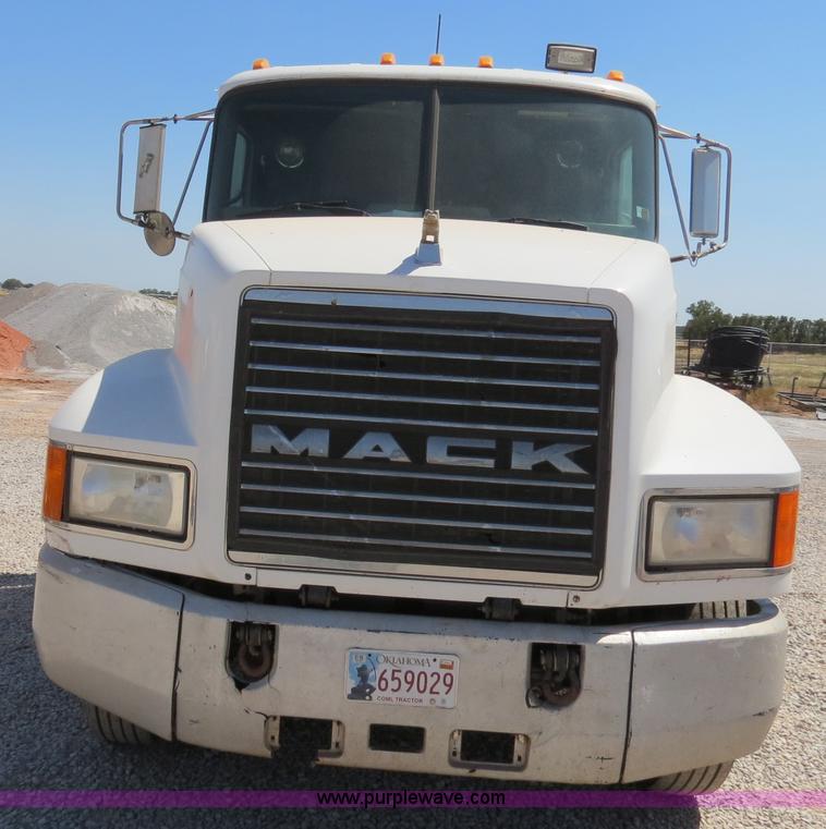 image for item B2453 1995 Mack CH613 semi truck
