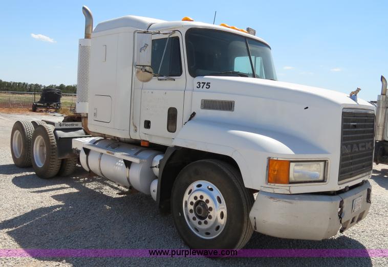 image for item B2453 1995 Mack CH613 semi truck