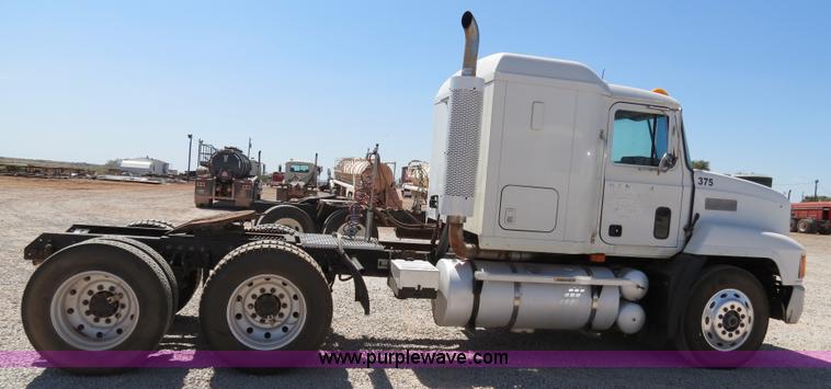 image for item B2453 1995 Mack CH613 semi truck