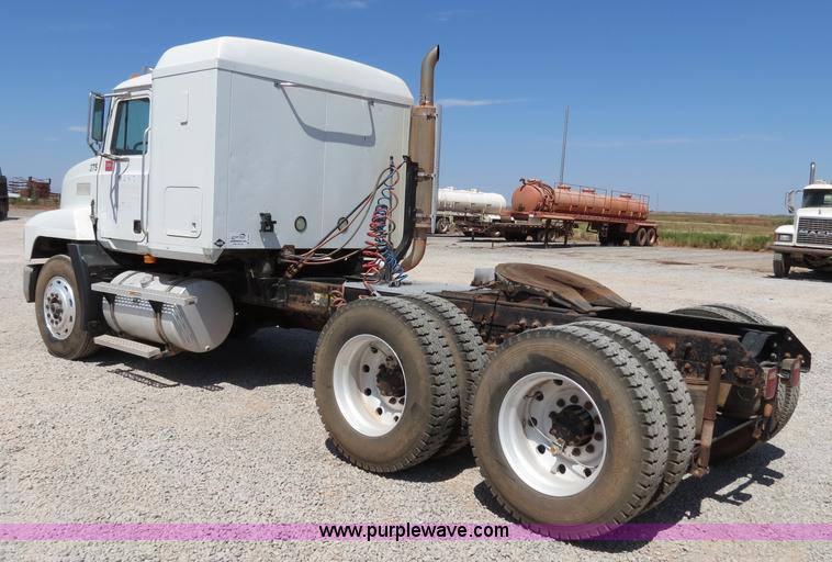 image for item B2453 1995 Mack CH613 semi truck