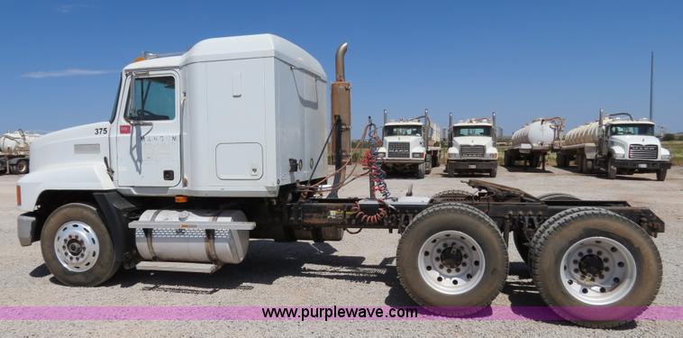 image for item B2453 1995 Mack CH613 semi truck