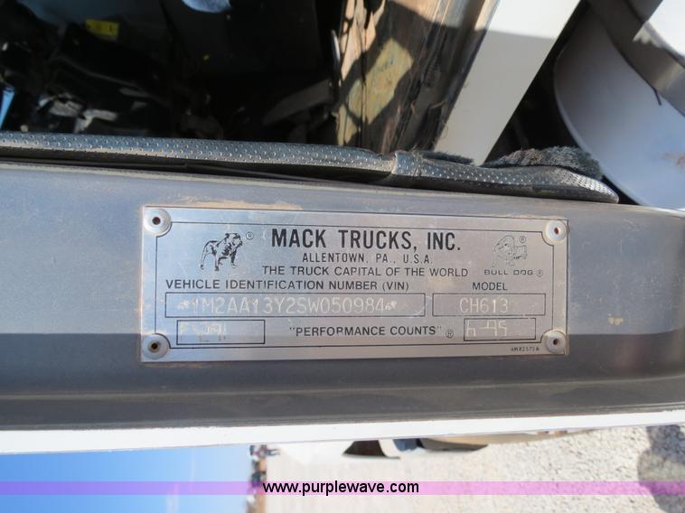 image for item B2453 1995 Mack CH613 semi truck