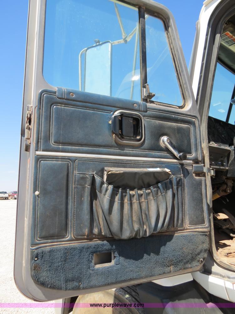 image for item B2453 1995 Mack CH613 semi truck