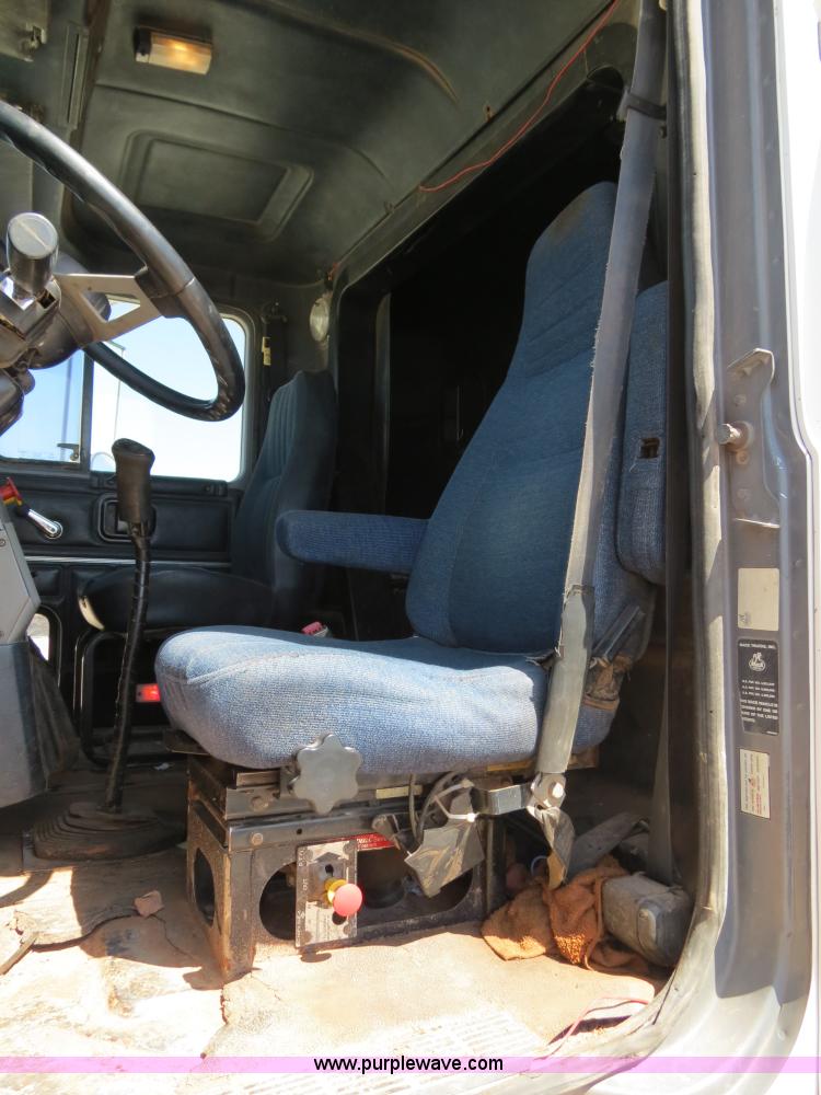 image for item B2453 1995 Mack CH613 semi truck