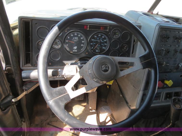 image for item B2453 1995 Mack CH613 semi truck