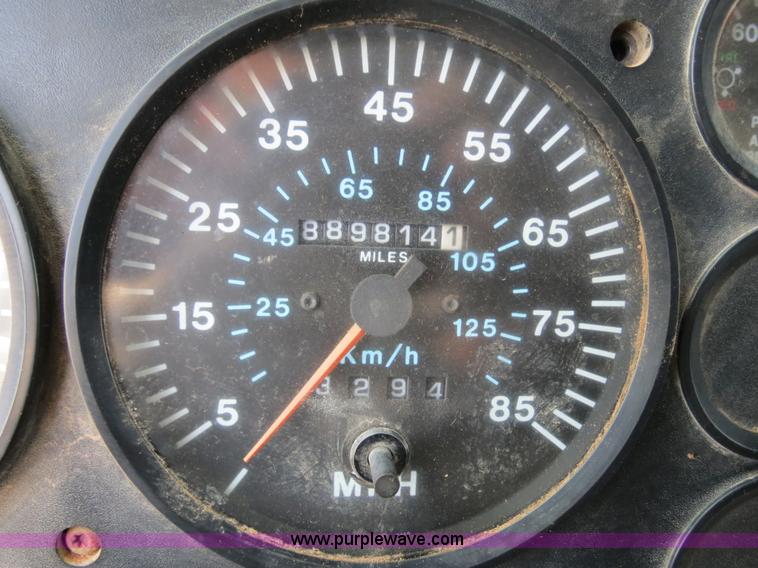 image for item B2453 1995 Mack CH613 semi truck