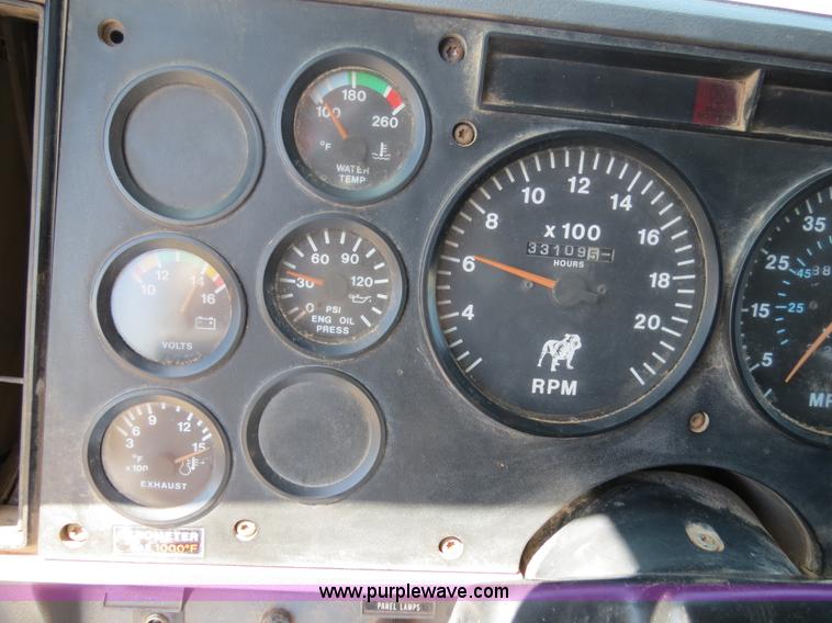 image for item B2453 1995 Mack CH613 semi truck