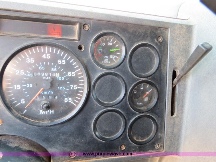 image for item B2453 1995 Mack CH613 semi truck