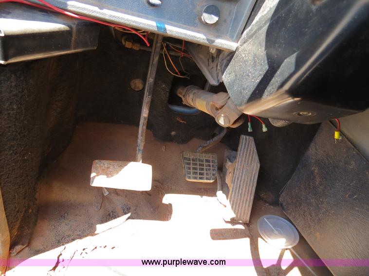 image for item B2453 1995 Mack CH613 semi truck