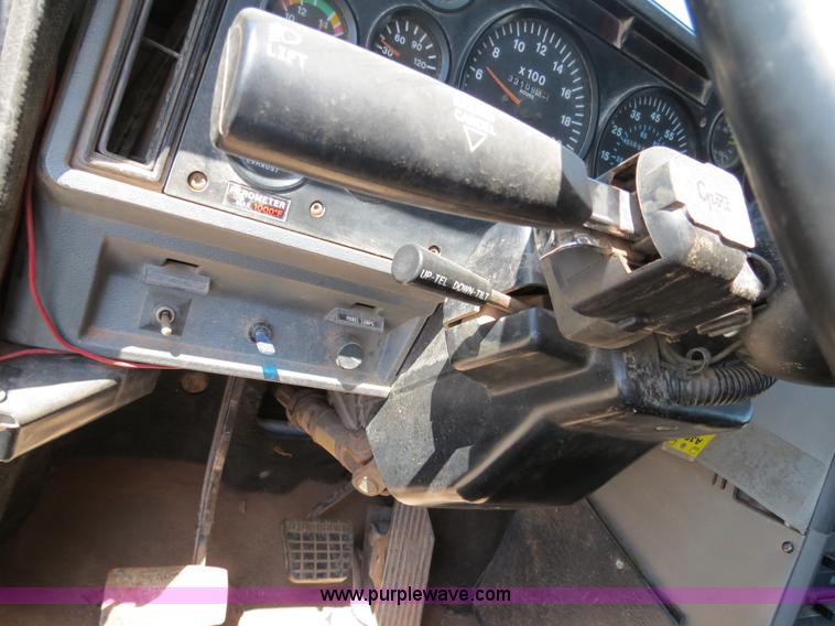 image for item B2453 1995 Mack CH613 semi truck