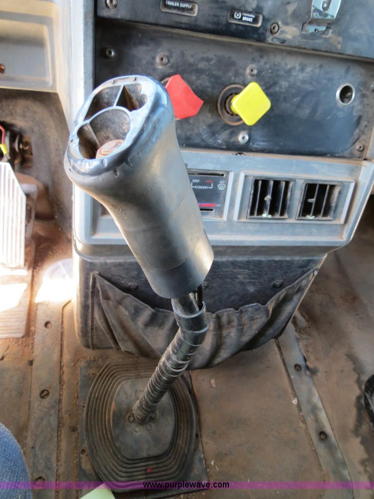 image for item B2453 1995 Mack CH613 semi truck