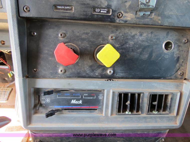 image for item B2453 1995 Mack CH613 semi truck