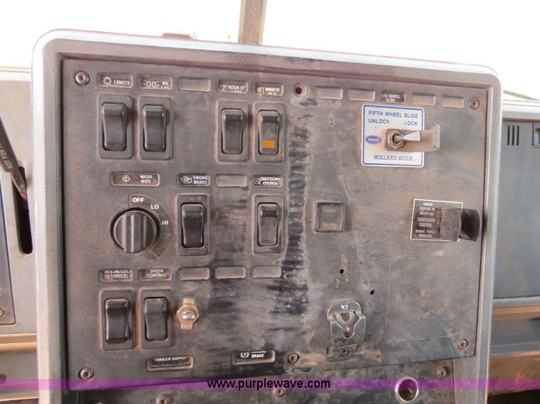 image for item B2453 1995 Mack CH613 semi truck