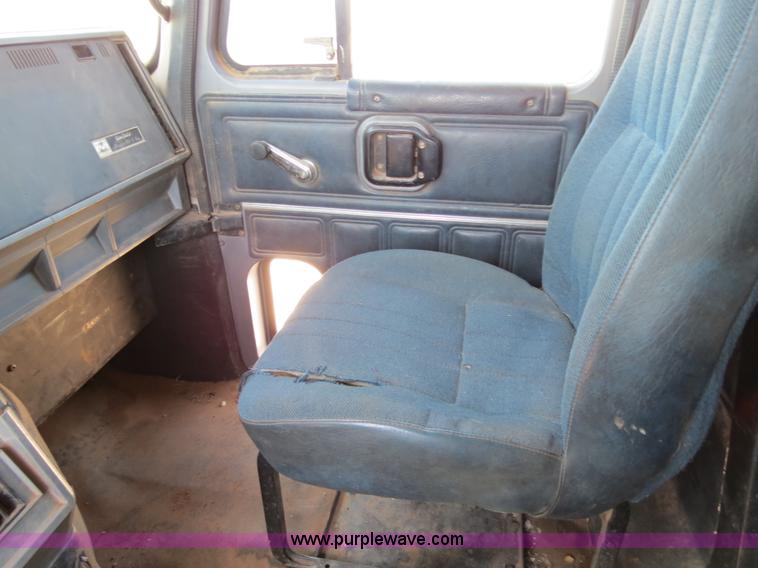 image for item B2453 1995 Mack CH613 semi truck
