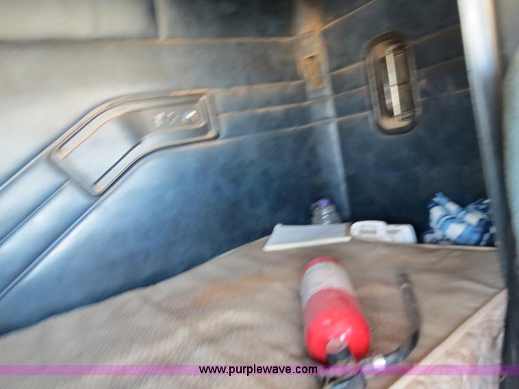 image for item B2453 1995 Mack CH613 semi truck