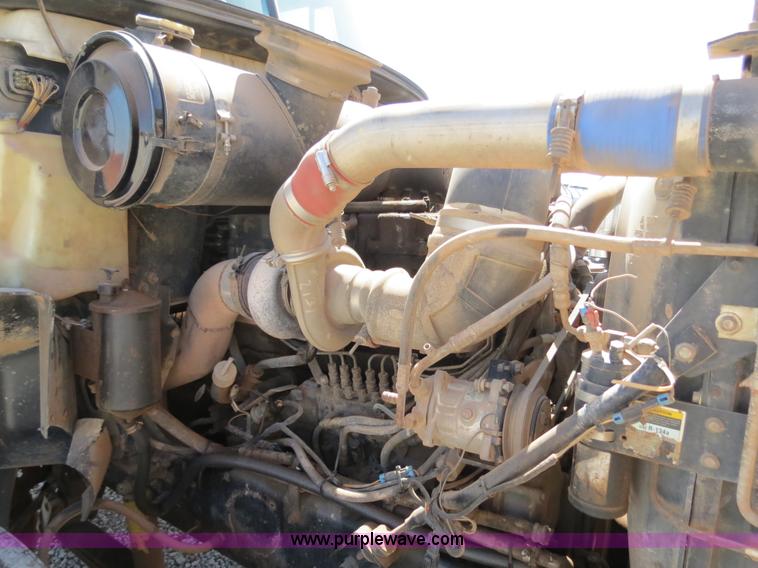 image for item B2453 1995 Mack CH613 semi truck
