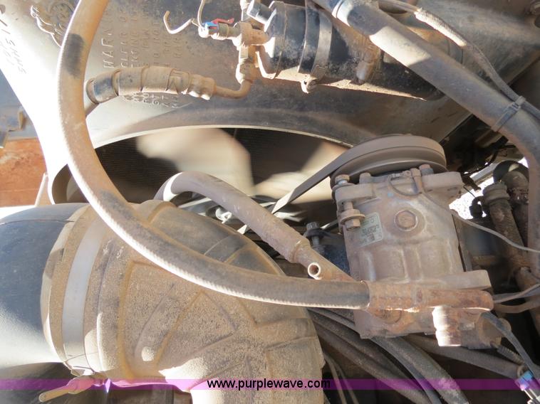 image for item B2453 1995 Mack CH613 semi truck