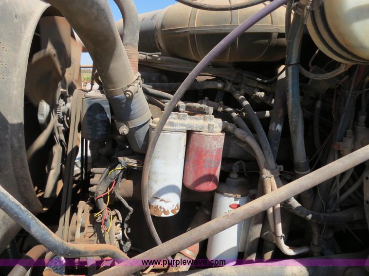image for item B2453 1995 Mack CH613 semi truck