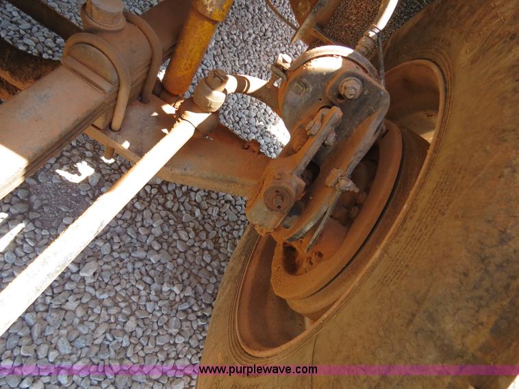 image for item B2453 1995 Mack CH613 semi truck