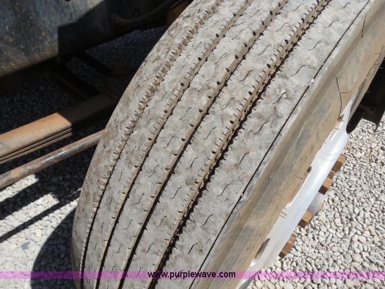 image for item B2453 1995 Mack CH613 semi truck