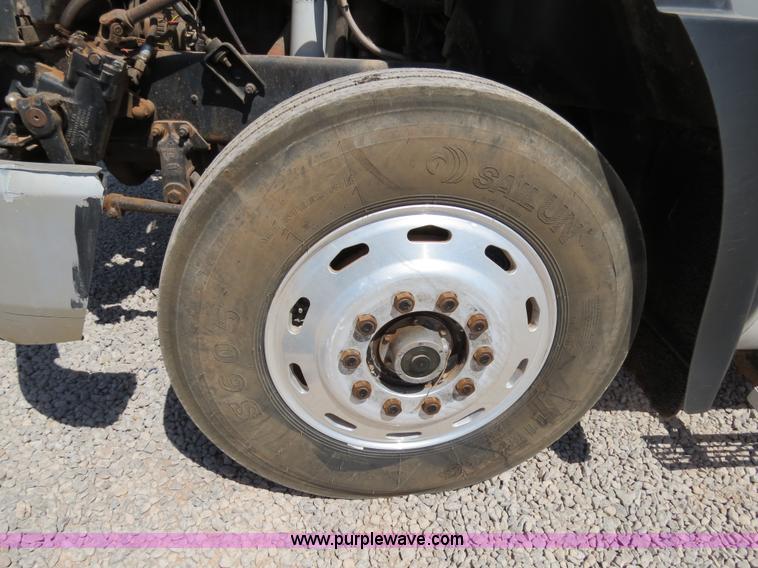 image for item B2453 1995 Mack CH613 semi truck