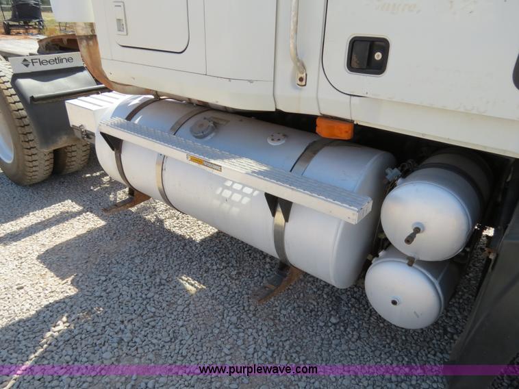 image for item B2453 1995 Mack CH613 semi truck