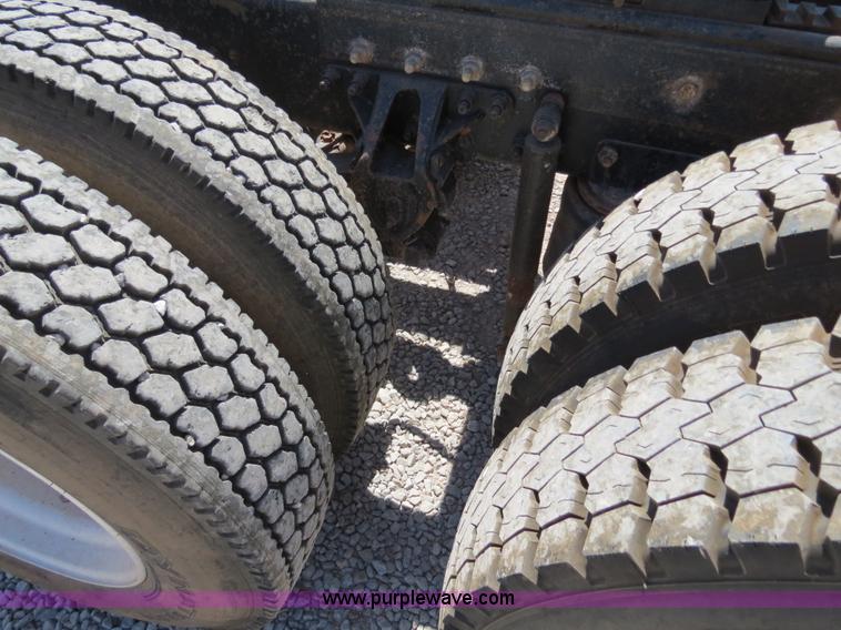 image for item B2453 1995 Mack CH613 semi truck