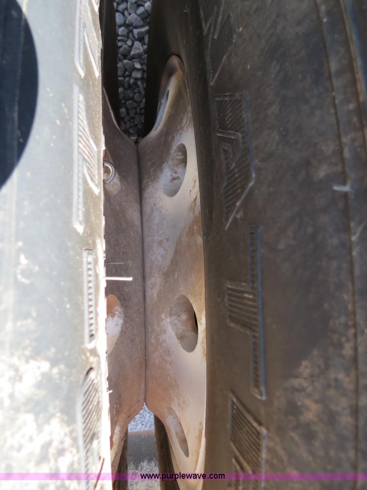 image for item B2453 1995 Mack CH613 semi truck
