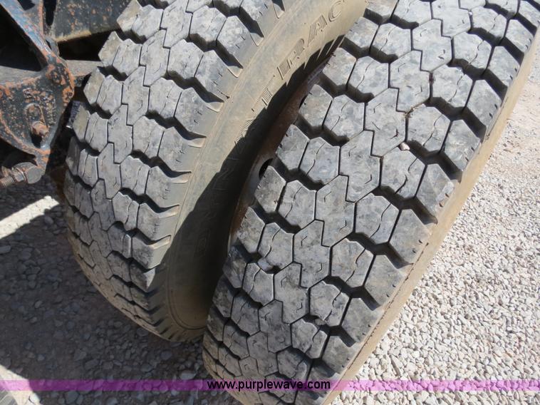 image for item B2453 1995 Mack CH613 semi truck