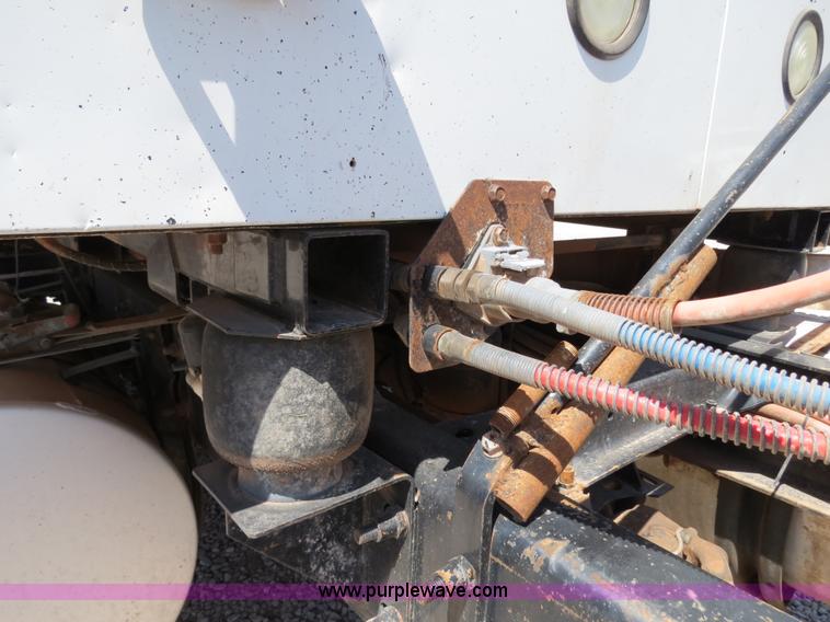 image for item B2453 1995 Mack CH613 semi truck