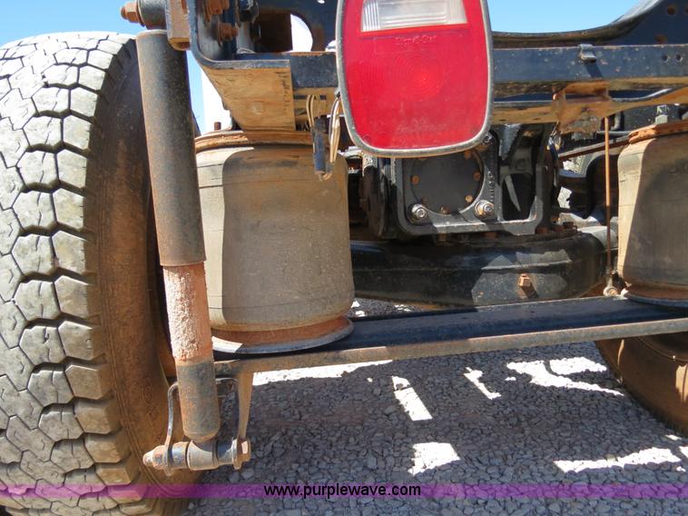 image for item B2453 1995 Mack CH613 semi truck