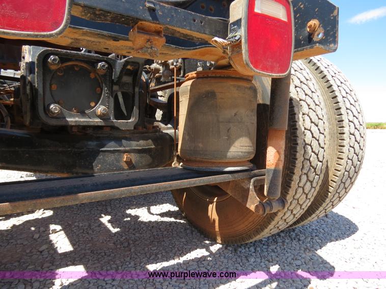 image for item B2453 1995 Mack CH613 semi truck