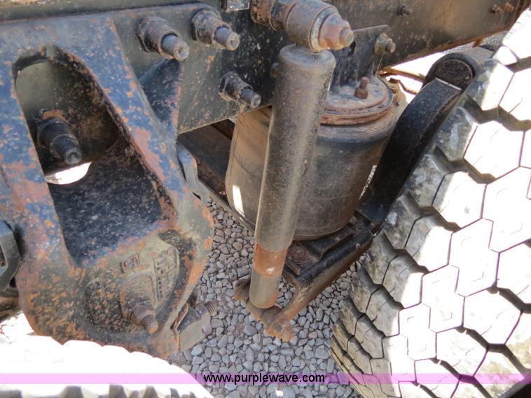 image for item B2453 1995 Mack CH613 semi truck