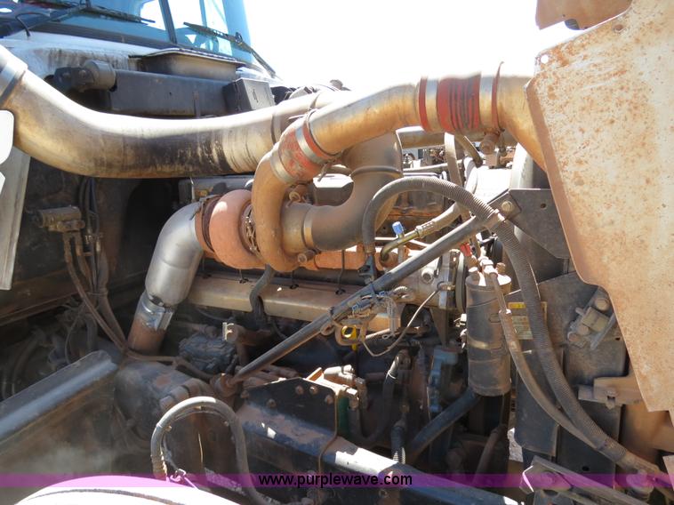 image for item B2453 1995 Mack CH613 semi truck