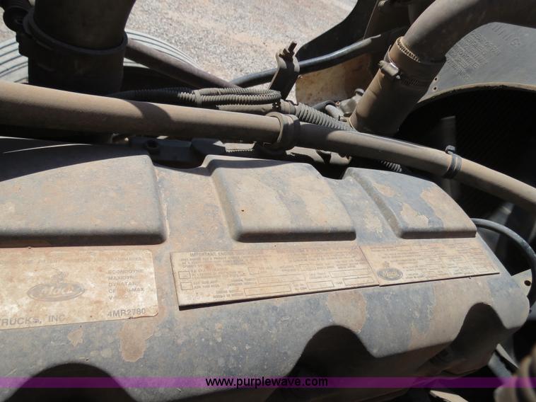 image for item B2453 1995 Mack CH613 semi truck