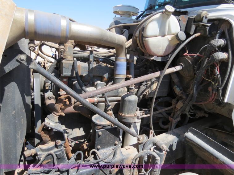 image for item B2453 1995 Mack CH613 semi truck