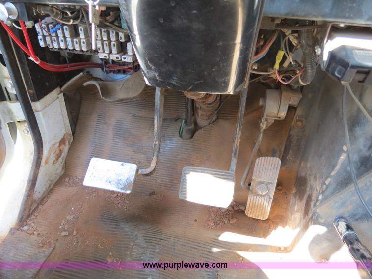 image for item B2457 1997 International 4700 winch truck