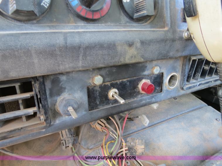 image for item B2457 1997 International 4700 winch truck