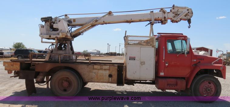 image for item B2459 1987 International 1955 crane truck