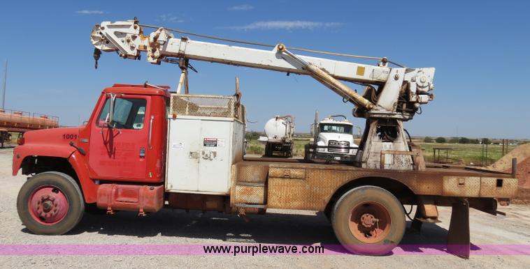 image for item B2459 1987 International 1955 crane truck