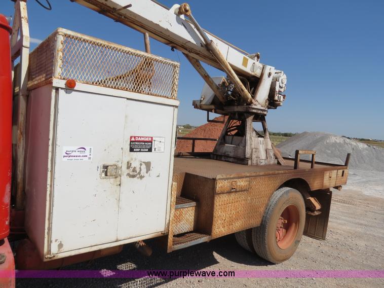 image for item B2459 1987 International 1955 crane truck