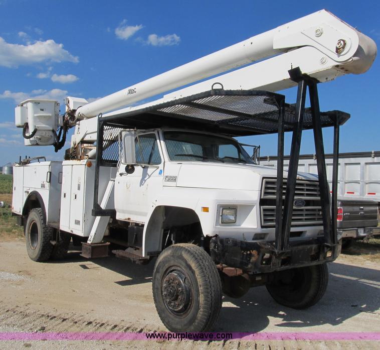 image for item B2796 1989 Ford F800 bucket truck