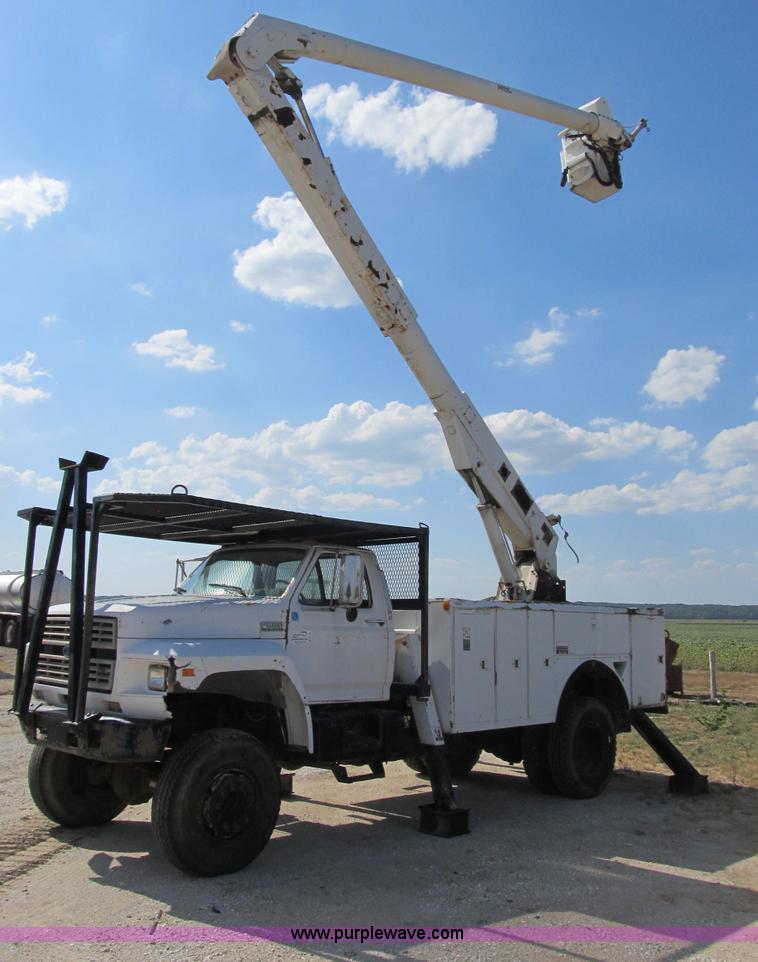 image for item B2796 1989 Ford F800 bucket truck