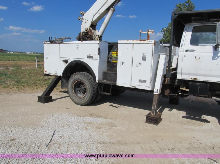 image for item B2796 1989 Ford F800 bucket truck