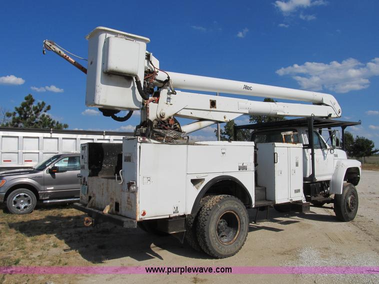 image for item B2796 1989 Ford F800 bucket truck
