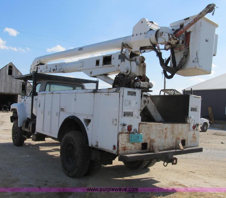 image for item B2796 1989 Ford F800 bucket truck