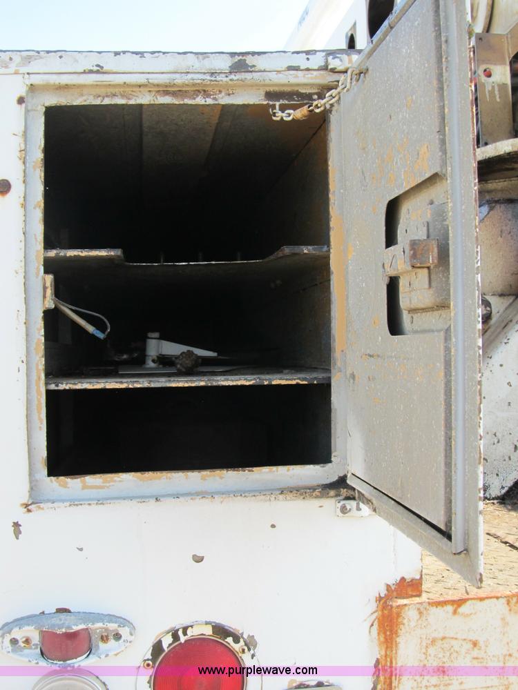 image for item B2796 1989 Ford F800 bucket truck