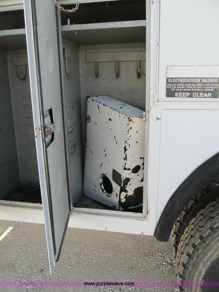 image for item B2796 1989 Ford F800 bucket truck